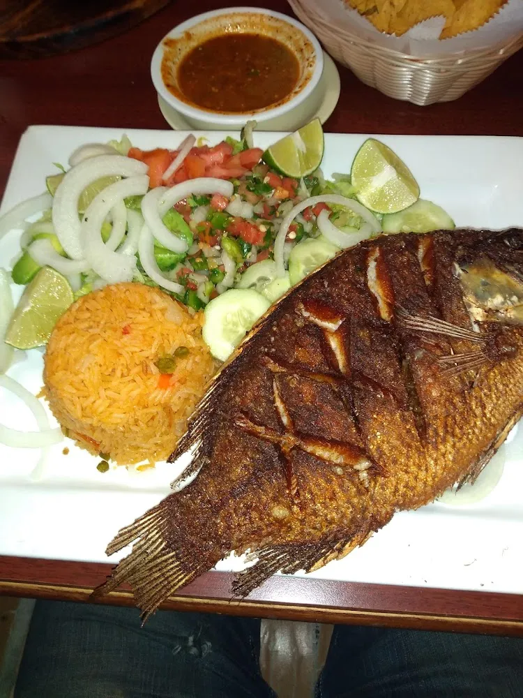 Mojarra Frita Con Todo